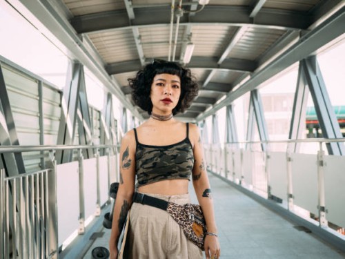 fille d’adolescent avec le conseil de patin - fashion photos et images de collection