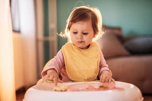 fille de bébé bambin ne veut pas manger sa nourriture - food photos et images de collection