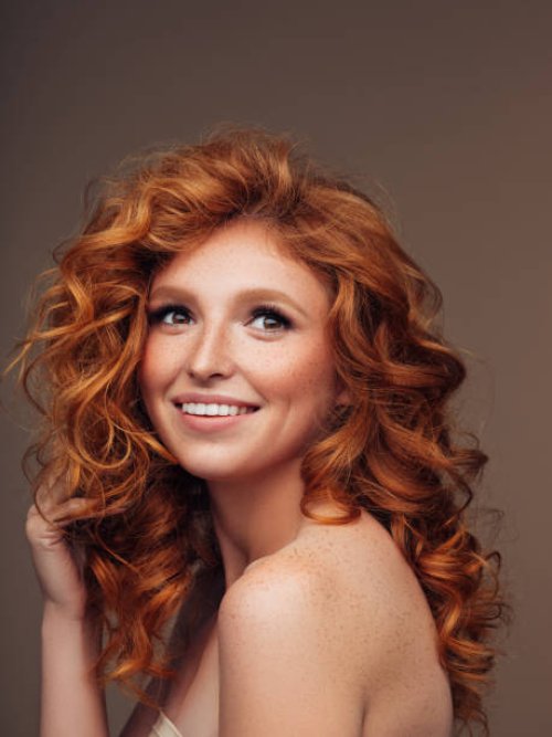 fille tendre avec les cheveux roux moelleux - hairstyle photos et images de collection