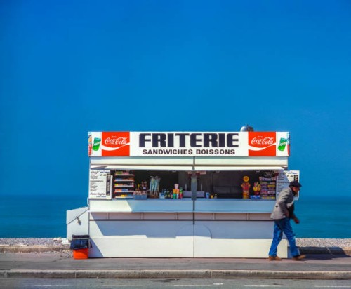 fish and chips winkel aan de kust belgië - junk food stockfoto's en -beelden