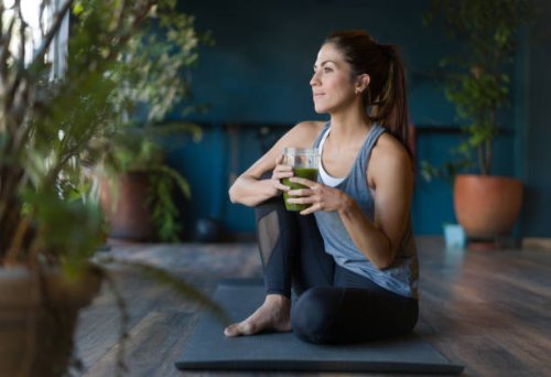 fit woman drinking a green detox smoothie at the gym - food stock pictures, royalty-free photos & images