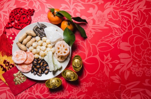 flat lay chinese new year traditional snacks with red envelops - home decoration stock pictures, royalty-free photos & images