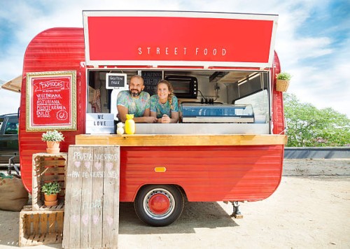 food truck and owners - food stockfoto's en -beelden