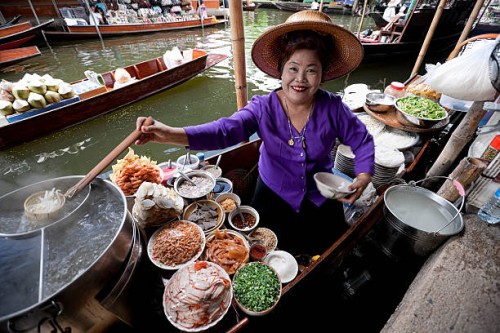food vendor at damnoen saduak floating market, thailand. - food stock pictures, royalty-free photos & images