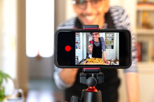 food vlogger recording live streaming - food stock pictures, royalty-free photos & images