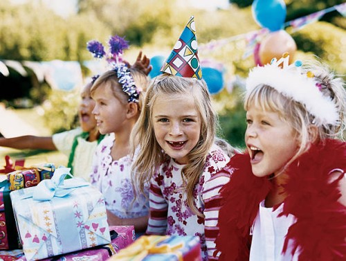 four girls at a birthday party sat in a row - garden decoration stockfoto's en -beelden