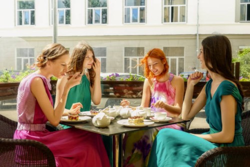 four young adult women eating dessert and talking - junk food stock-fotos und bilder