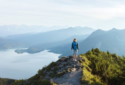 frau in den bergen beim wandern - travel stock pictures, royalty-free photos & images