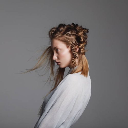 frau mit kreative frisur - hairstyle stock-fotos und bilder