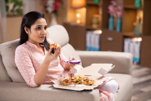 frau sofa sitzt zu hause - stockfoto - junk food stock-fotos und bilder
