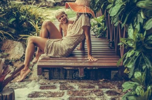 frau und jungen in den tropen - fashion stock-fotos und bilder