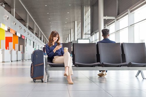 frau wartet auf flug in der flughafen-lounge - travel stock-fotos und bilder