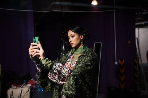 frauenporträt einer modefrau hinter den kulissen der modenwoche. lifestyle-fotografie, hinter den kulissen der neuen bekleidungskollektion. mädchenbekleidung von modedesigner. haute couture foto. - fashion week stock-fotos un