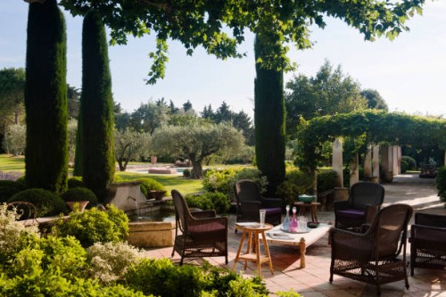 french holiday home in provence - garden decoration photos et images de collection