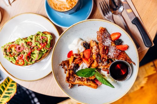 french toast with fresh fruits and berries served for brunch at the cafe - food stock pictures, royalty-free photos & images
