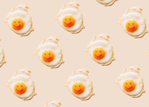 fried eggs with anthropomorphic smiley faces on yolks - food stockfoto's en -beelden