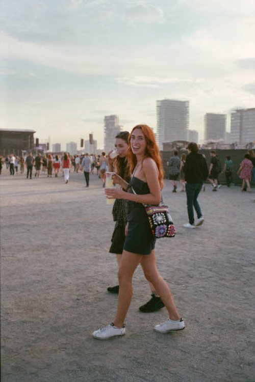 friends at a music festival - concert stock pictures, royalty-free photos & images