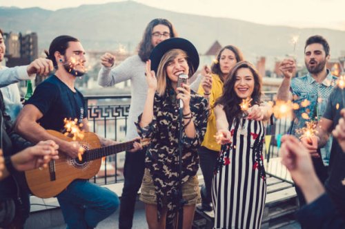 friends on the rooftop listening to a music band - concert stock pictures, royalty-free photos & images