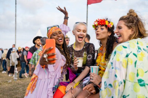 friends posing for selfies - concert stock pictures, royalty-free photos & images