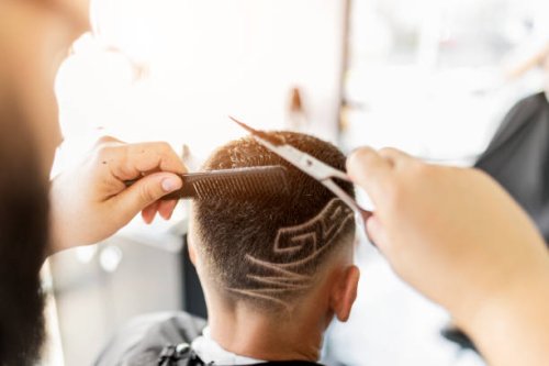 friseur-rasier-designs in eine haarschere des kunden - hairstyle stock-fotos und bilder