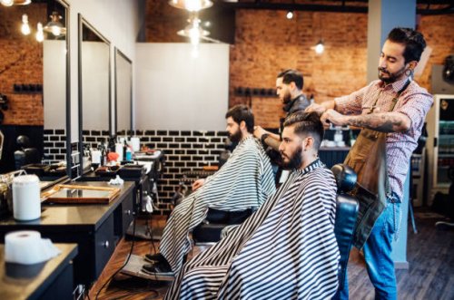 friseure schneiden haare der kunden im salon - hairstyle stock-fotos und bilder