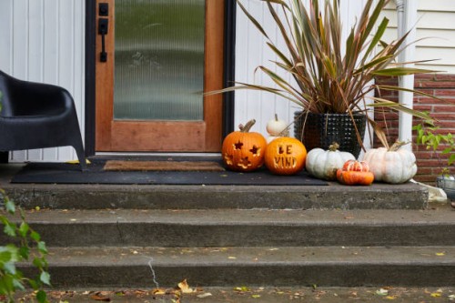 front of a modern home decorated with halloween pumpkins - garden decoration stockfoto's en -beelden