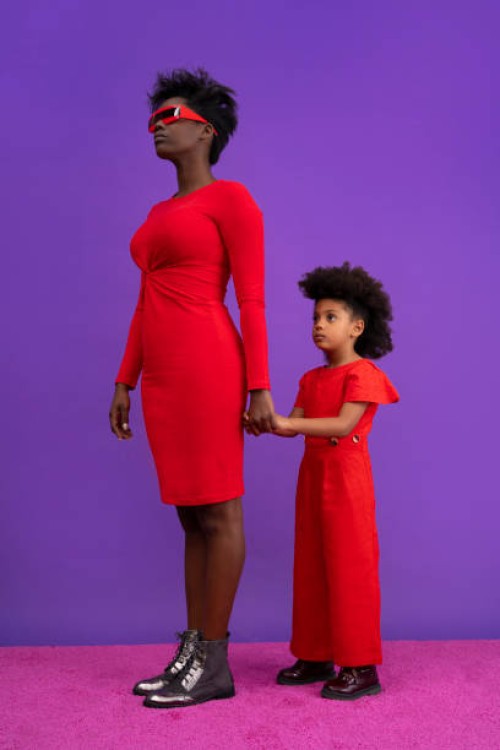 futuristische mutter und tochter in rot - fashion stock-fotos und bilder