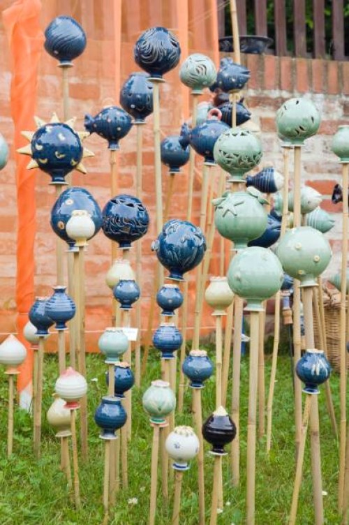 garden balls, pottery at a market, garden ceramics, landshut, bavaria, germany - garden decoration stock pictures, royalty-free photos & images