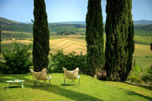 garden chairs with tuscan landscape - garden decoration photos et images de collection