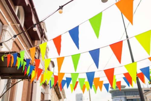garland of flags stretched out on the street. festival and holiday - home decoration stockfoto's en -beelden