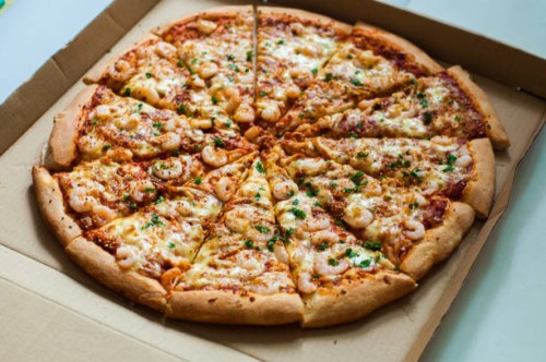 garlic shrimp pizza - junk food stockfoto's en -beelden