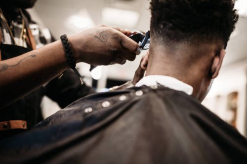 geben einen neuen haarschnitt in seinem geschäft barber - hairstyle stock-fotos und bilder