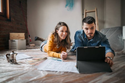 gelukkig paar liggend in new home - home decoration stockfoto's en -beelden
