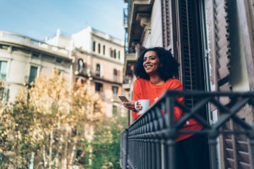gemischte rennfrau im weihnachtsurlaub in barcelona sms auf der terrasse - travel stock-fotos und bilder