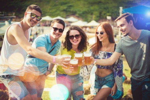 genieten van goed gezelschap en bier - concert stockfoto's en -beelden