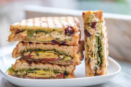 gestapelde vegetarische broodjes van rucola, artisjok, zon gedroogde tomaat, pesto - food stockfoto's en -beelden