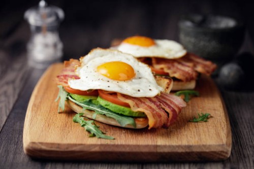 gezonde spek, gebakken ei brunch - food stockfoto's en -beelden