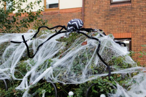 giant spider halloween decoration - garden decoration stock pictures, royalty-free photos & images