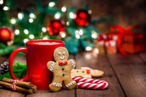 gingerbread cookie and hot chocolate for christmas - home decoration stock pictures, royalty-free photos & images