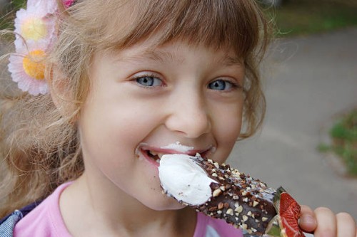 girl and ice-cream. - junk food stock-fotos und bilder