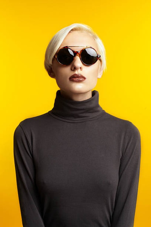 girl wearing sunglasses - fashion photos et images de collection