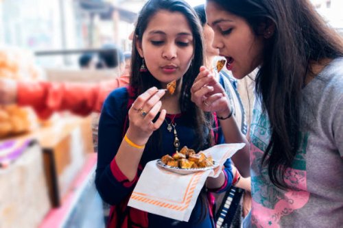 girls eating aloo chaat street food - food stock pictures, royalty-free photos & images