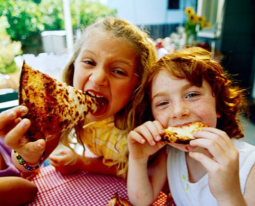 girls eating pizza - junk food stock pictures, royalty-free photos & images