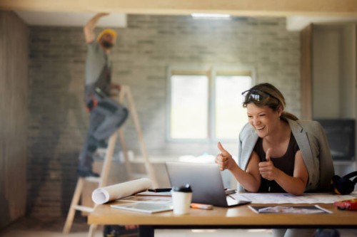 glücklicher innenarchitekt, der einen videoanruf über den laptop bei der renovierung des hauses führt. - home decoration stock-fotos und bilder