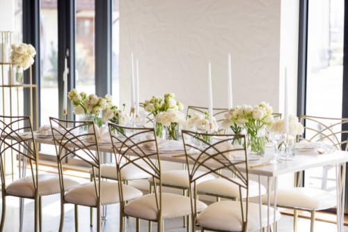 glamorous table setting for an unforgettable wedding event party. - home decoration stockfoto's en -beelden