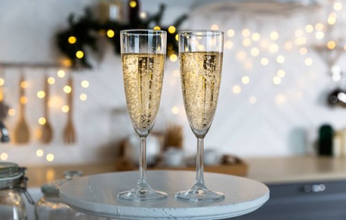 glasses with champagne on the background of christmas decorations. - home decoration stock pictures, royalty-free photos & images