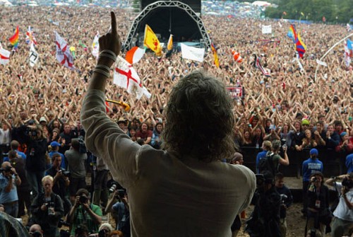 glastonbury music festival 2005 - day 2 - concert stock pictures, royalty-free photos & images