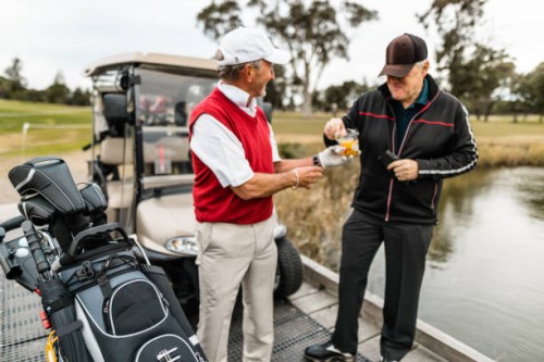golfspelers neem een pauze op de golfbaan - food stockfoto's en -beelden