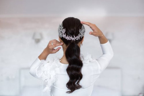 graceful stylish hairstyle for the brunette bride - hairstyle fotografías e imágenes de stock
