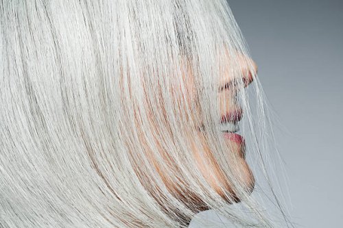 grey haired woman profile with hair covering face. - hairstyle stockfoto's en -beelden